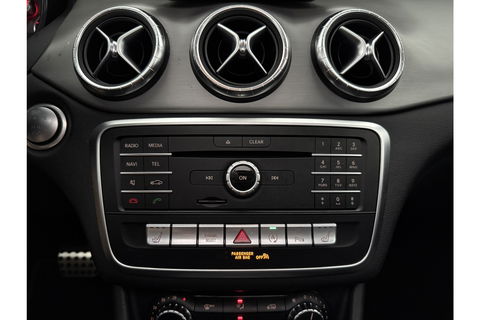 Mercedes-Benz CLA-Klasse 180 AMG Pano Camera Trekhaak Airco Cruise Navi 18"LMV PDC