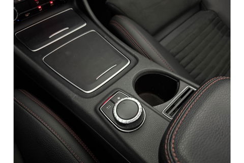 Mercedes-Benz CLA-Klasse 180 AMG Pano Camera Trekhaak Airco Cruise Navi 18"LMV PDC