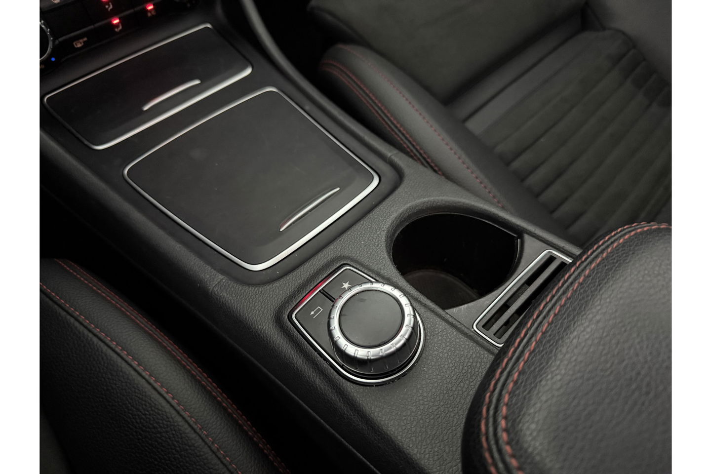 Mercedes-Benz CLA-Klasse 180 AMG Pano Camera Trekhaak Airco Cruise Navi 18"LMV PDC