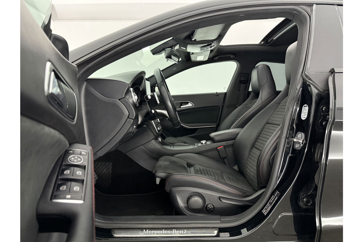 Mercedes-Benz CLA-Klasse 180 AMG Pano Camera Trekhaak Airco Cruise Navi 18"LMV PDC