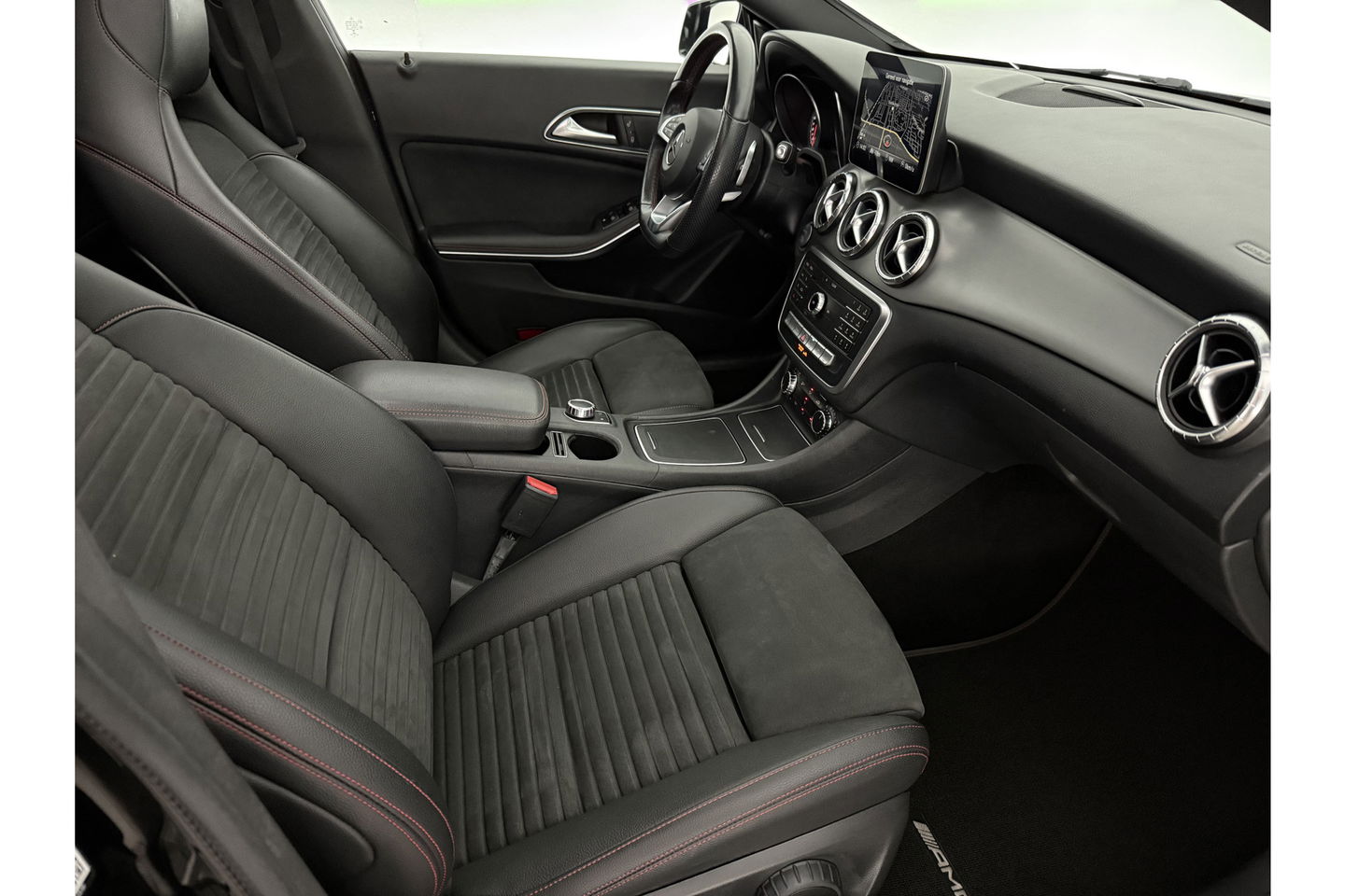 Mercedes-Benz CLA-Klasse 180 AMG Pano Camera Trekhaak Airco Cruise Navi 18"LMV PDC