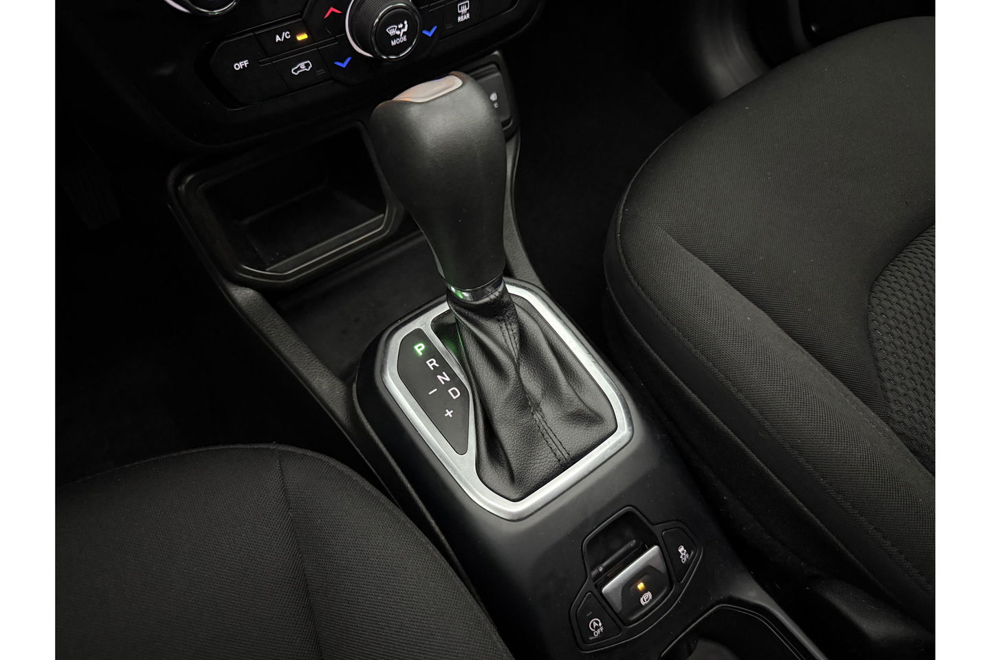 Jeep Renegade 1.3T DDCT Limited 150PK Automaat Pano Clima Cruise 18"LMV Elektrpakket