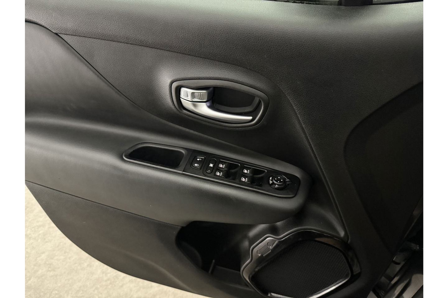 Jeep Renegade 1.3T DDCT Limited 150PK Automaat Pano Clima Cruise 18"LMV Elektrpakket