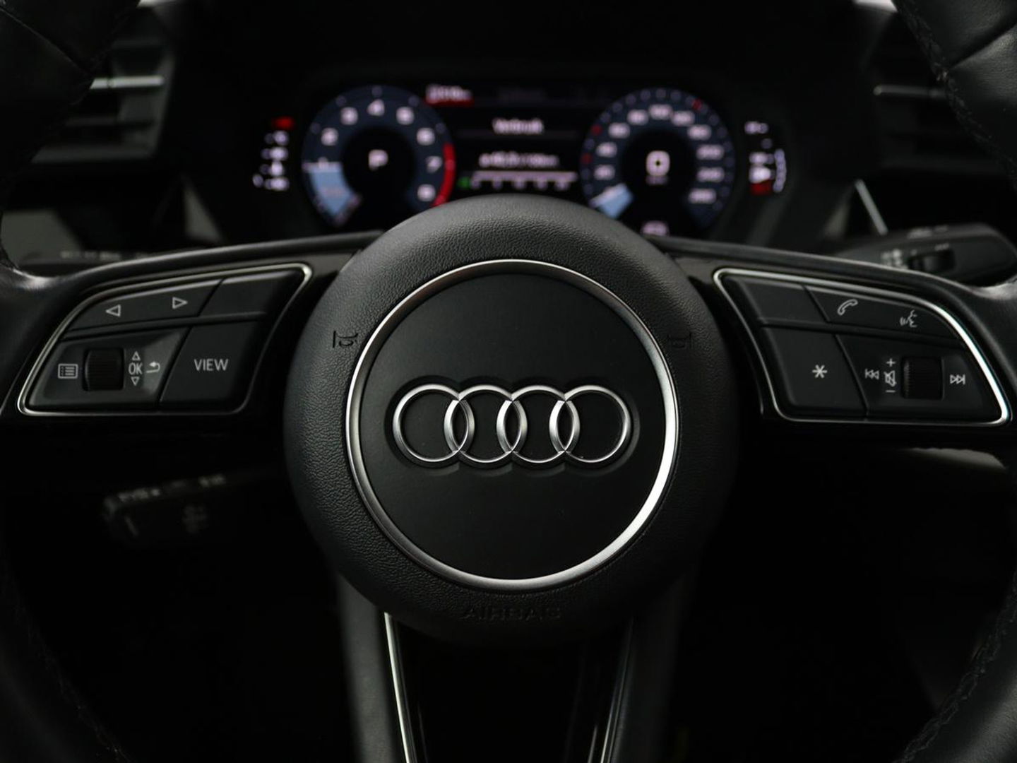 Audi A3 Limousine 30 TFSI Business edition Automaat | Trekhaak | Navigatie | Appel CarPlay | Cruise Control | DAB | LMV
