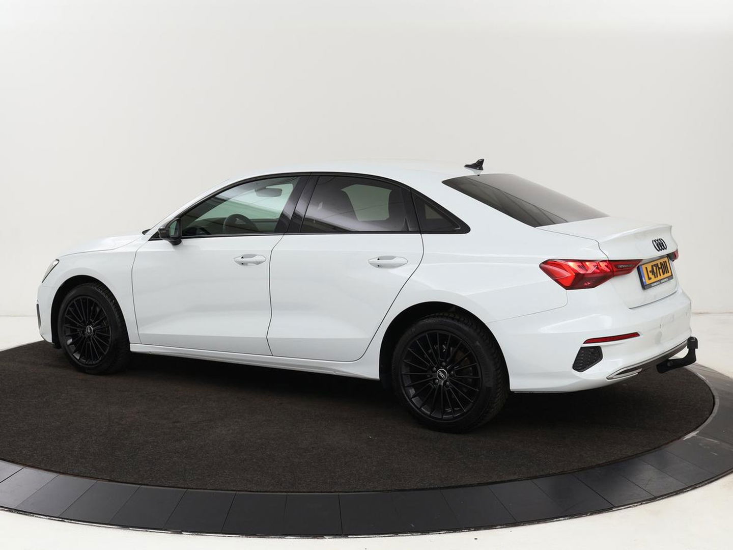 Audi A3 Limousine 30 TFSI Business edition Automaat | Trekhaak | Navigatie | Appel CarPlay | Cruise Control | DAB | LMV