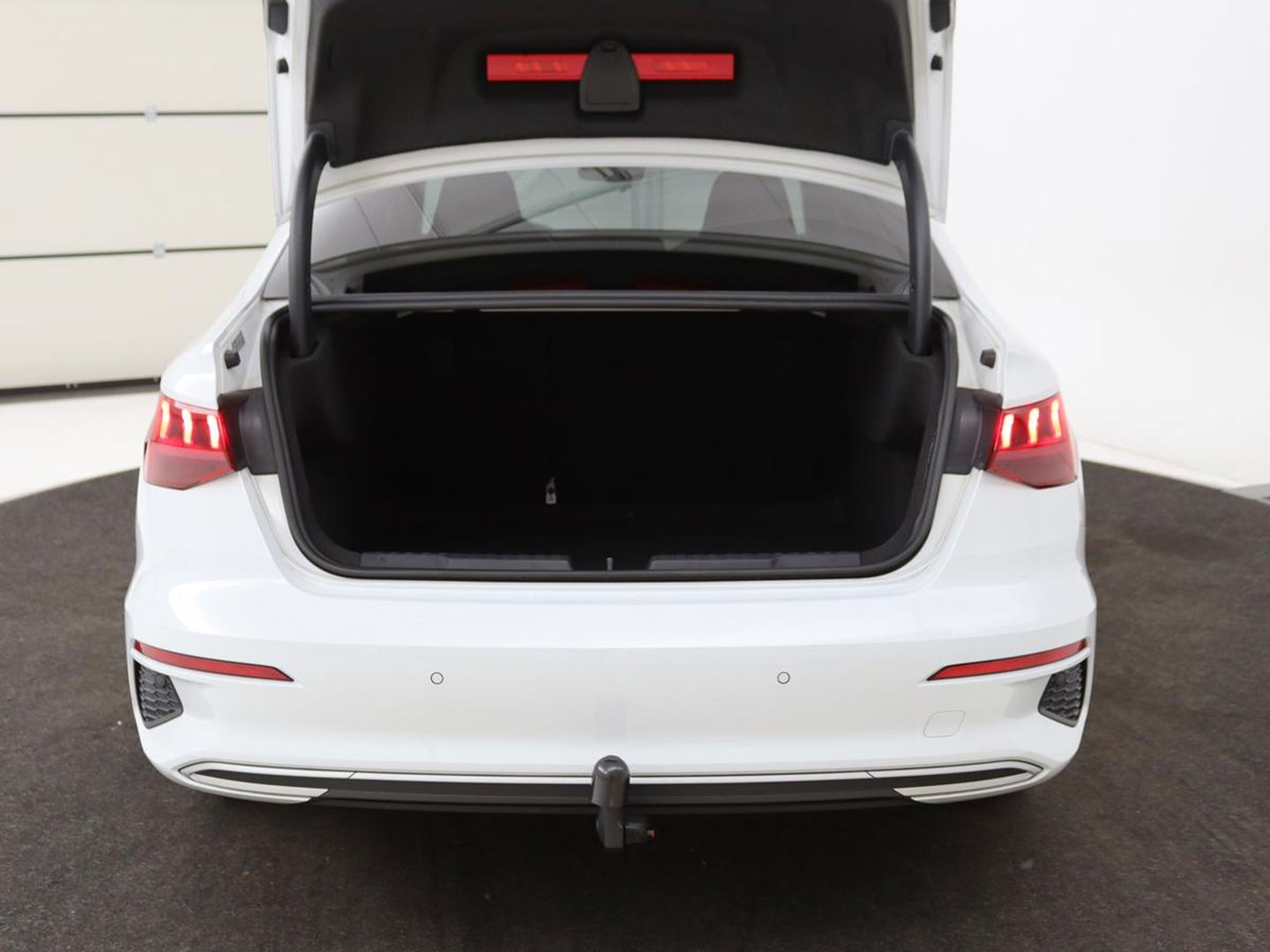 Audi A3 Limousine 30 TFSI Business edition Automaat | Trekhaak | Navigatie | Appel CarPlay | Cruise Control | DAB | LMV