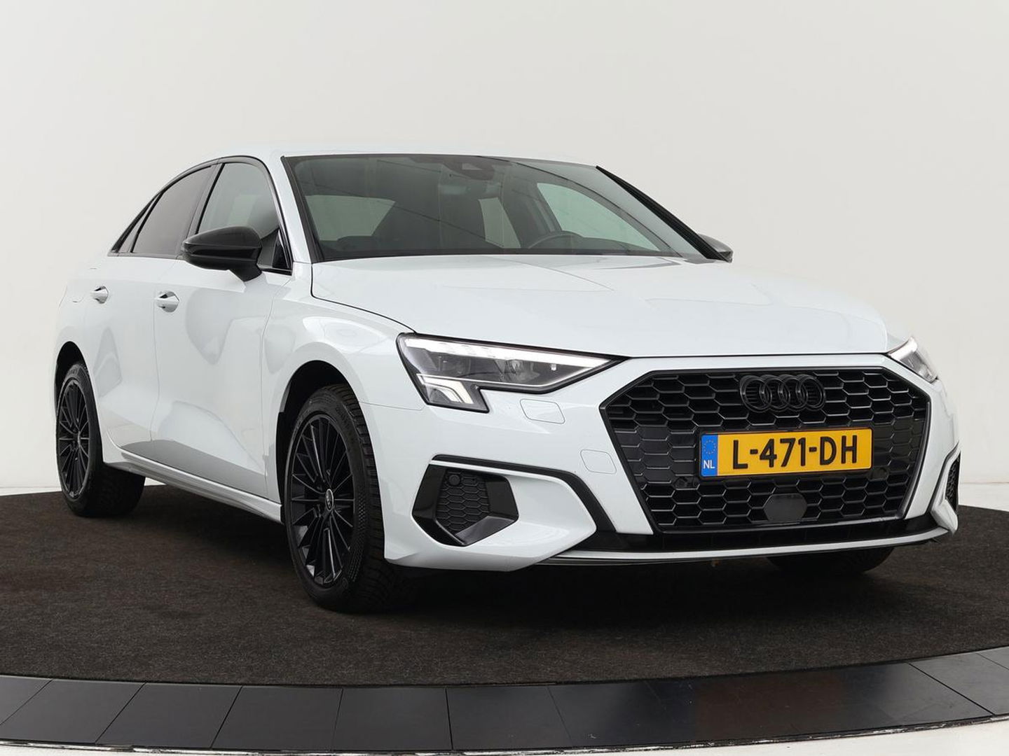Audi A3 Limousine 30 TFSI Business edition Automaat | Trekhaak | Navigatie | Appel CarPlay | Cruise Control | DAB | LMV
