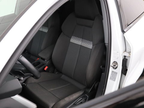 Audi A3 Limousine 30 TFSI Business edition Automaat | Trekhaak | Navigatie | Appel CarPlay | Cruise Control | DAB | LMV