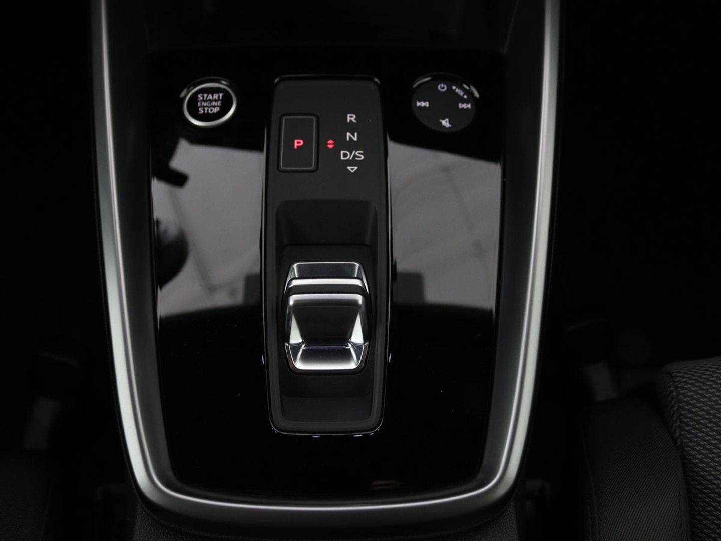Audi A3 Limousine 30 TFSI Business edition Automaat | Trekhaak | Navigatie | Appel CarPlay | Cruise Control | DAB | LMV