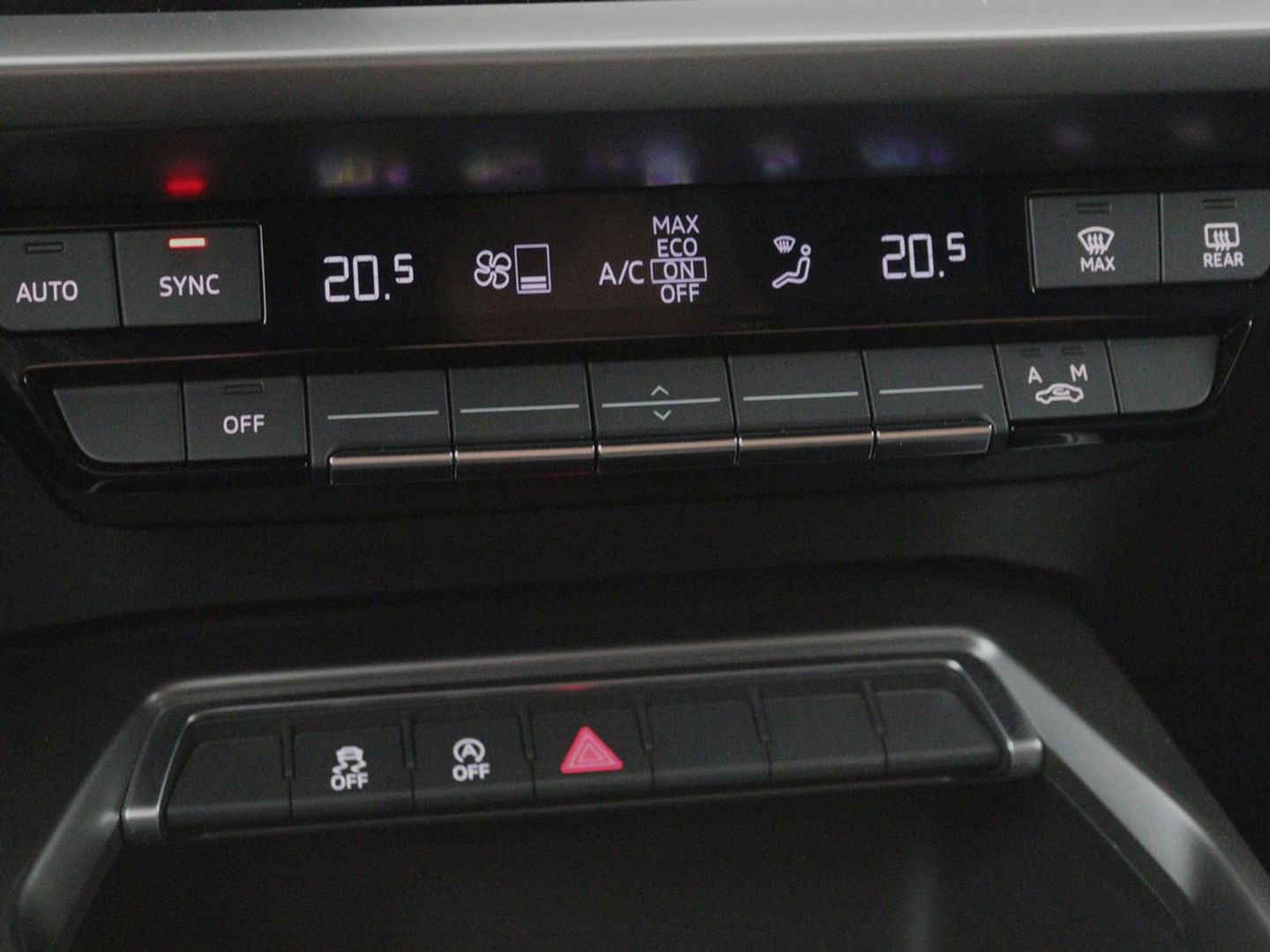 Audi A3 Limousine 30 TFSI Business edition Automaat | Trekhaak | Navigatie | Appel CarPlay | Cruise Control | DAB | LMV