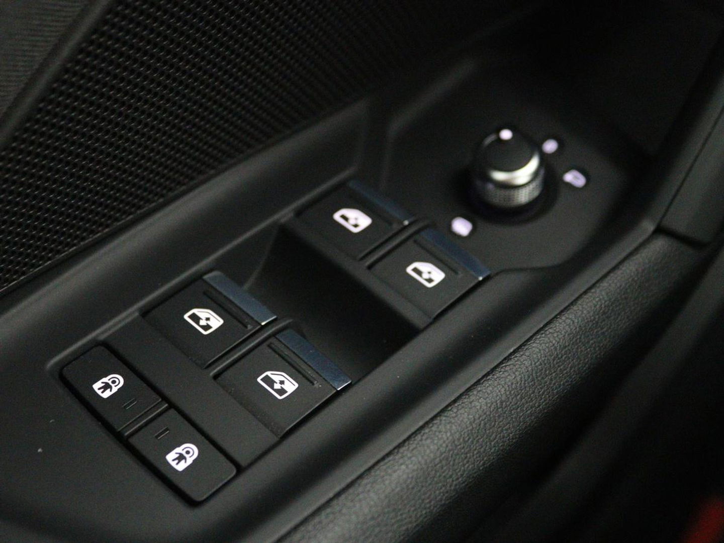 Audi A3 Limousine 30 TFSI Business edition Automaat | Trekhaak | Navigatie | Appel CarPlay | Cruise Control | DAB | LMV