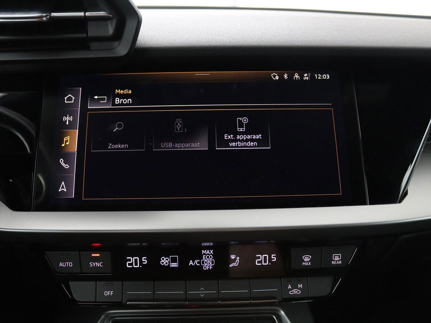 Audi A3 Limousine 30 TFSI Business edition Automaat | Trekhaak | Navigatie | Appel CarPlay | Cruise Control | DAB | LMV