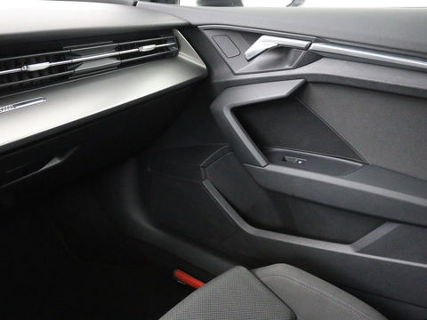 Audi A3 Limousine 30 TFSI Business edition Automaat | Trekhaak | Navigatie | Appel CarPlay | Cruise Control | DAB | LMV