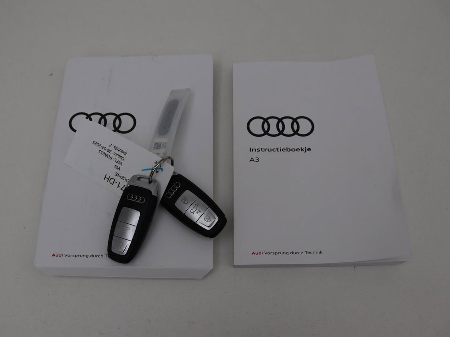 Audi A3 Limousine 30 TFSI Business edition Automaat | Trekhaak | Navigatie | Appel CarPlay | Cruise Control | DAB | LMV