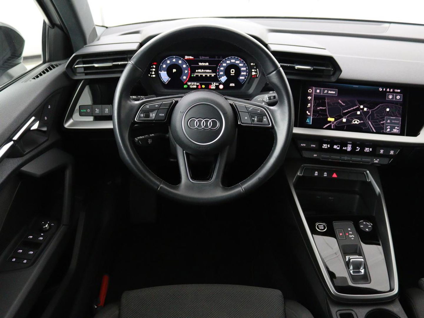 Audi A3 Limousine 30 TFSI Business edition Automaat | Trekhaak | Navigatie | Appel CarPlay | Cruise Control | DAB | LMV