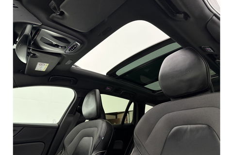 Volvo V60 2.0 T6 Recharge AWD R-Design 350PK Pano Trekhaak Camera Carplay LED Memory Navi Virtual Clima Cruise 18"LMV Leder PDC