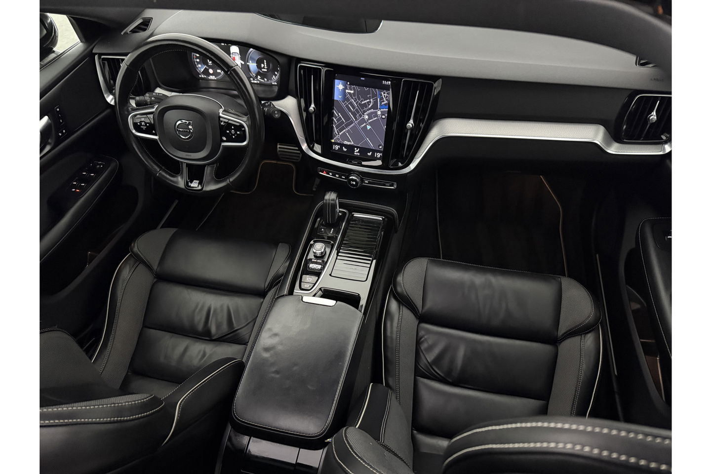 Volvo V60 2.0 T6 Recharge AWD R-Design 350PK Pano Trekhaak Camera Carplay LED Memory Navi Virtual Clima Cruise 18"LMV Leder PDC