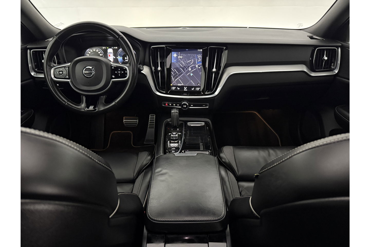 Volvo V60 2.0 T6 Recharge AWD R-Design 350PK Pano Trekhaak Camera Carplay LED Memory Navi Virtual Clima Cruise 18"LMV Leder PDC