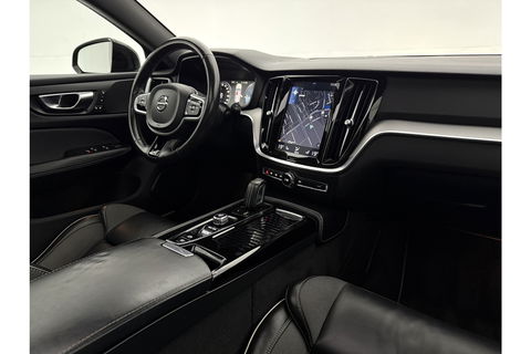 Volvo V60 2.0 T6 Recharge AWD R-Design 350PK Pano Trekhaak Camera Carplay LED Memory Navi Virtual Clima Cruise 18"LMV Leder PDC