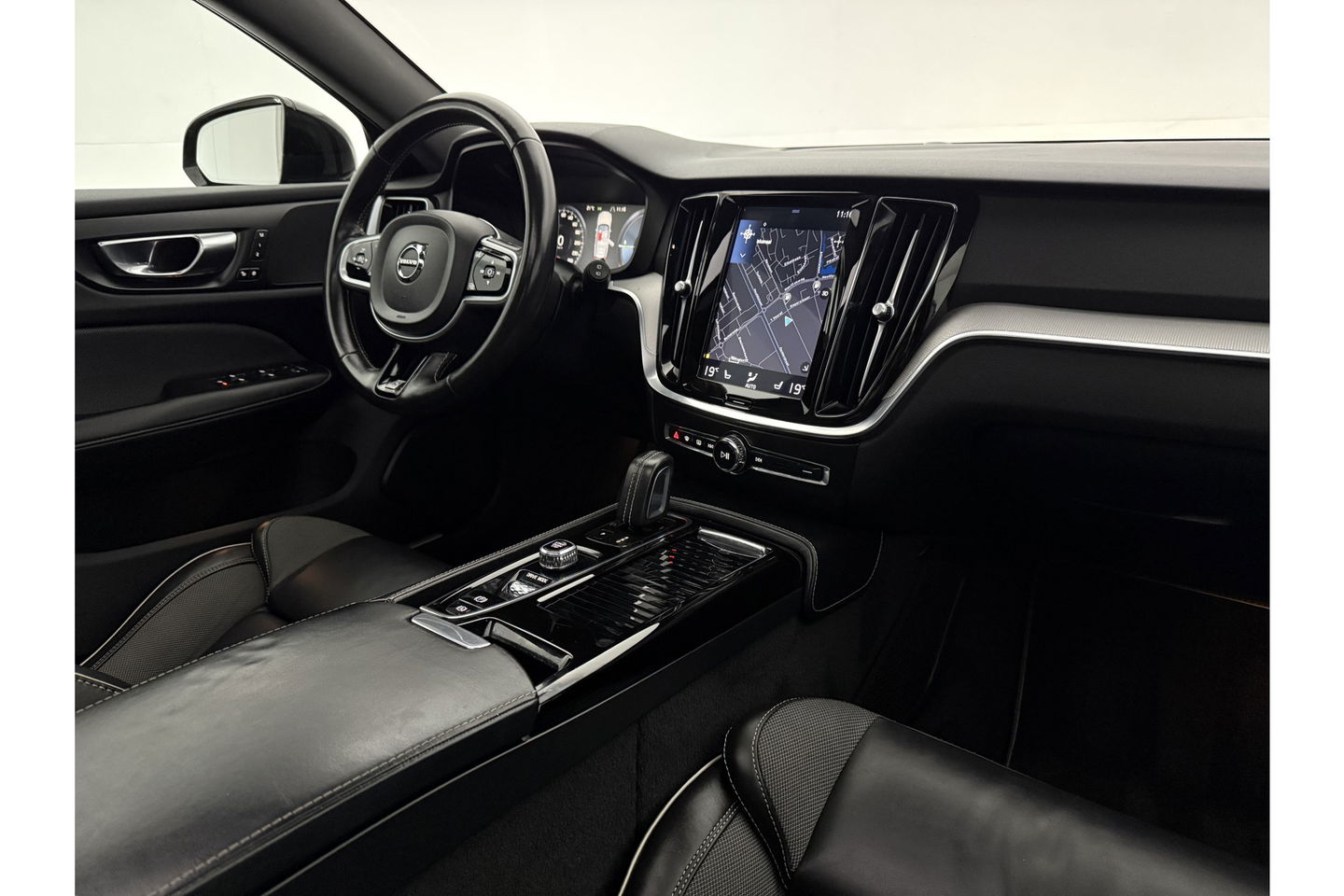 Volvo V60 2.0 T6 Recharge AWD R-Design 350PK Pano Trekhaak Camera Carplay LED Memory Navi Virtual Clima Cruise 18"LMV Leder PDC