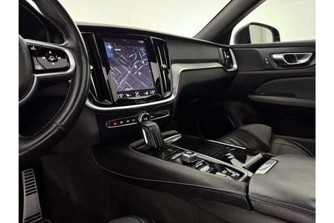 Volvo V60 2.0 T6 Recharge AWD R-Design 350PK Pano Trekhaak Camera Carplay LED Memory Navi Virtual Clima Cruise 18"LMV Leder PDC