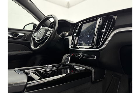 Volvo V60 2.0 T6 Recharge AWD R-Design 350PK Pano Trekhaak Camera Carplay LED Memory Navi Virtual Clima Cruise 18"LMV Leder PDC