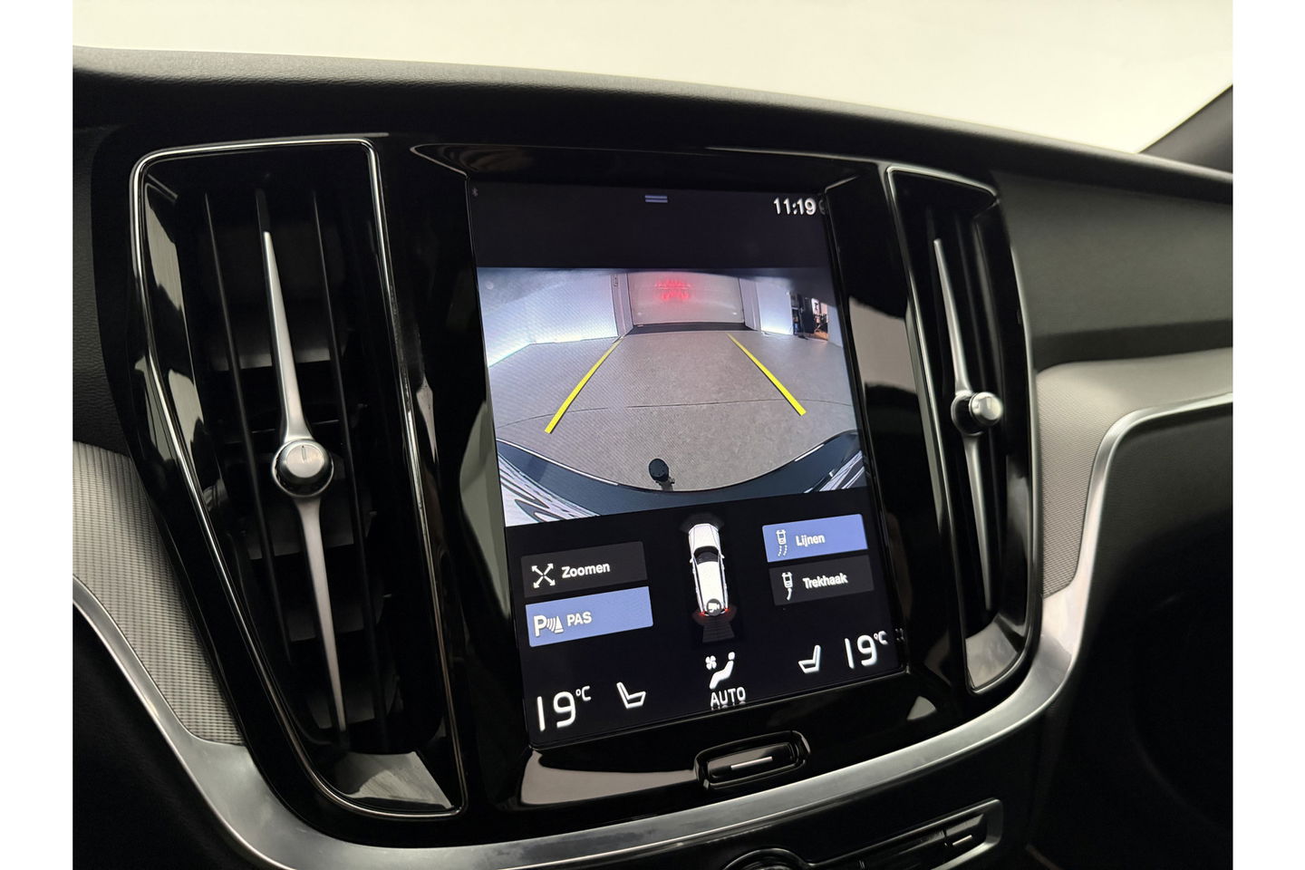 Volvo V60 2.0 T6 Recharge AWD R-Design 350PK Pano Trekhaak Camera Carplay LED Memory Navi Virtual Clima Cruise 18"LMV Leder PDC