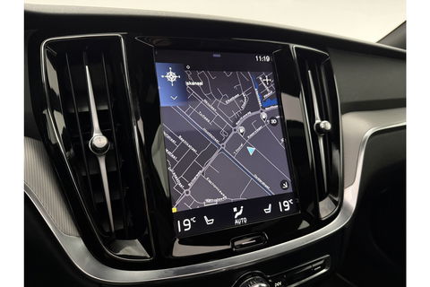 Volvo V60 2.0 T6 Recharge AWD R-Design 350PK Pano Trekhaak Camera Carplay LED Memory Navi Virtual Clima Cruise 18"LMV Leder PDC