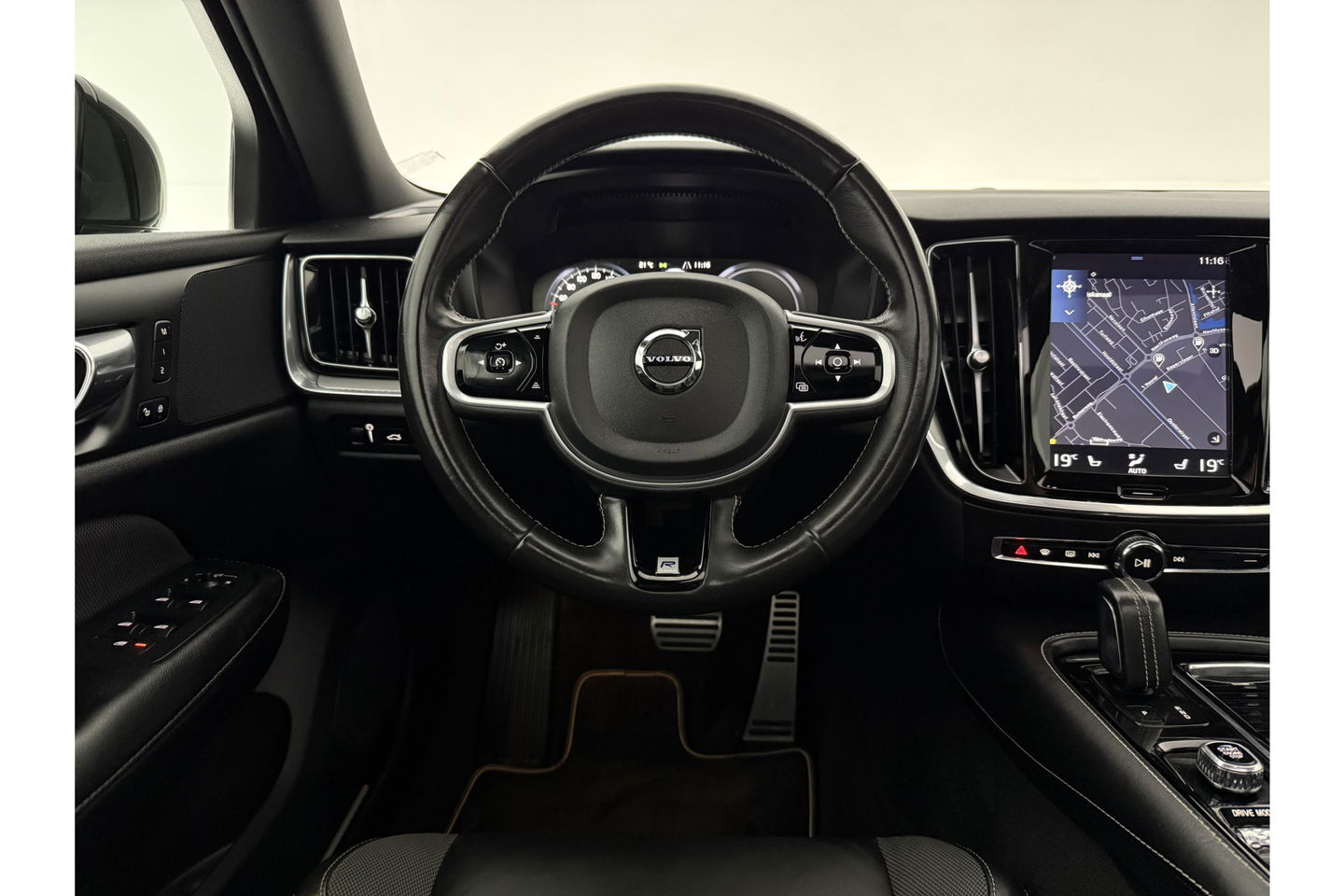 Volvo V60 2.0 T6 Recharge AWD R-Design 350PK Pano Trekhaak Camera Carplay LED Memory Navi Virtual Clima Cruise 18"LMV Leder PDC