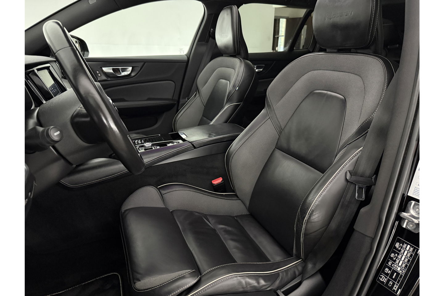 Volvo V60 2.0 T6 Recharge AWD R-Design 350PK Pano Trekhaak Camera Carplay LED Memory Navi Virtual Clima Cruise 18"LMV Leder PDC