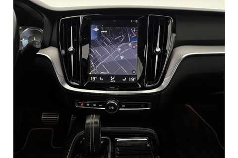 Volvo V60 2.0 T6 Recharge AWD R-Design 350PK Pano Trekhaak Camera Carplay LED Memory Navi Virtual Clima Cruise 18"LMV Leder PDC