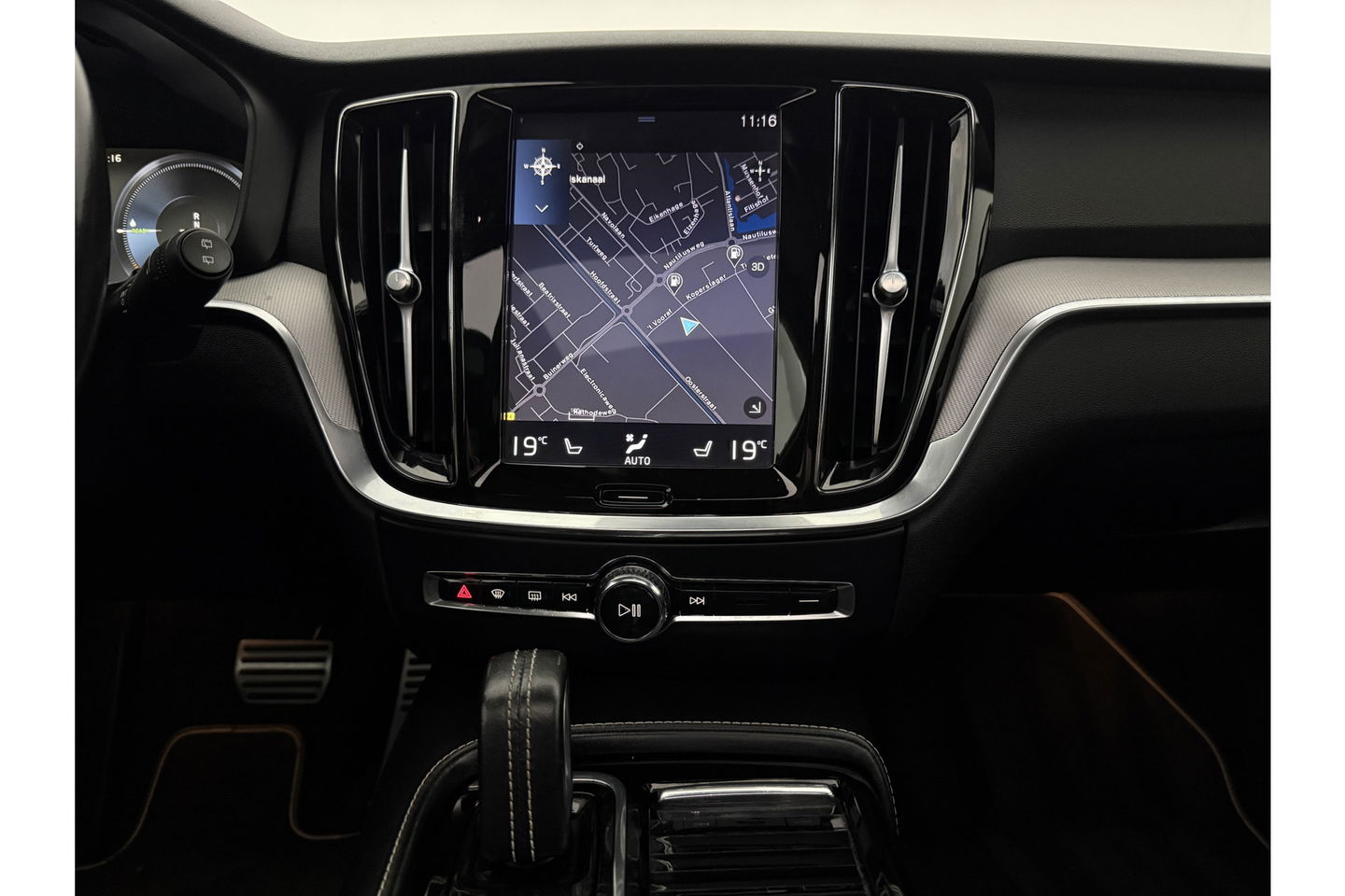 Volvo V60 2.0 T6 Recharge AWD R-Design 350PK Pano Trekhaak Camera Carplay LED Memory Navi Virtual Clima Cruise 18"LMV Leder PDC