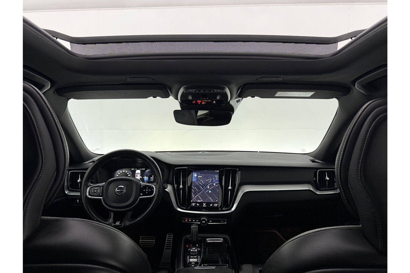 Volvo V60 2.0 T6 Recharge AWD R-Design 350PK Pano Trekhaak Camera Carplay LED Memory Navi Virtual Clima Cruise 18"LMV Leder PDC