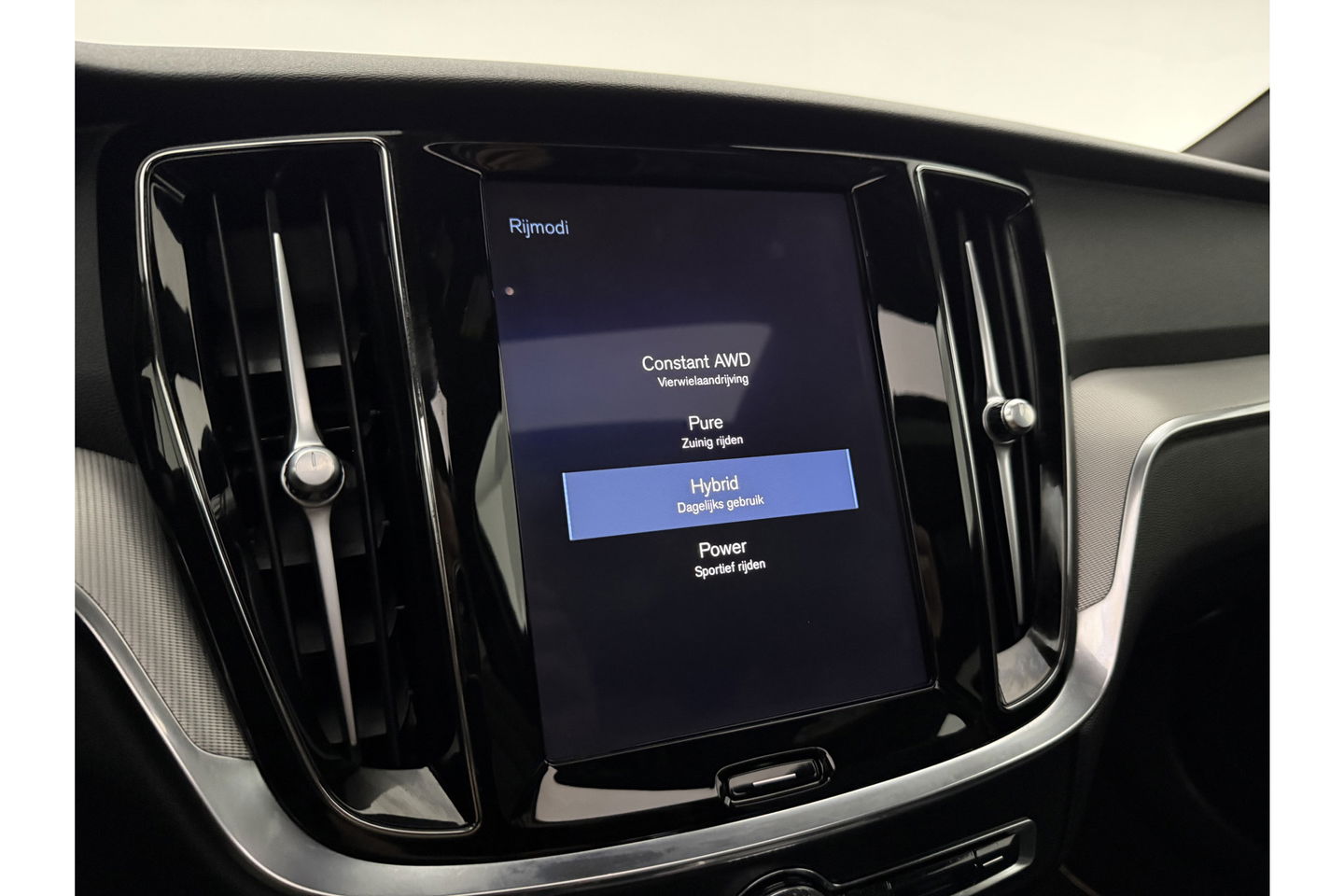 Volvo V60 2.0 T6 Recharge AWD R-Design 350PK Pano Trekhaak Camera Carplay LED Memory Navi Virtual Clima Cruise 18"LMV Leder PDC