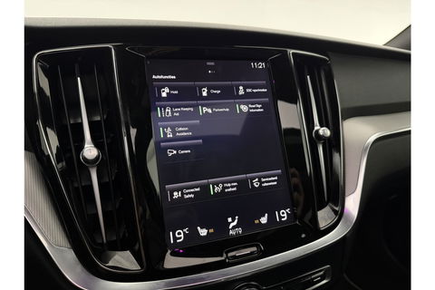 Volvo V60 2.0 T6 Recharge AWD R-Design 350PK Pano Trekhaak Camera Carplay LED Memory Navi Virtual Clima Cruise 18"LMV Leder PDC