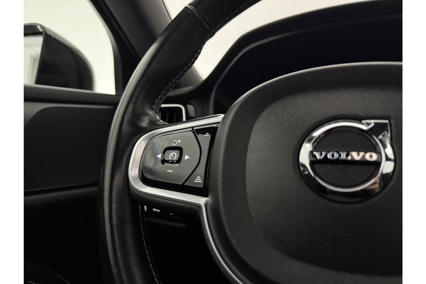 Volvo V60 2.0 T6 Recharge AWD R-Design 350PK Pano Trekhaak Camera Carplay LED Memory Navi Virtual Clima Cruise 18"LMV Leder PDC