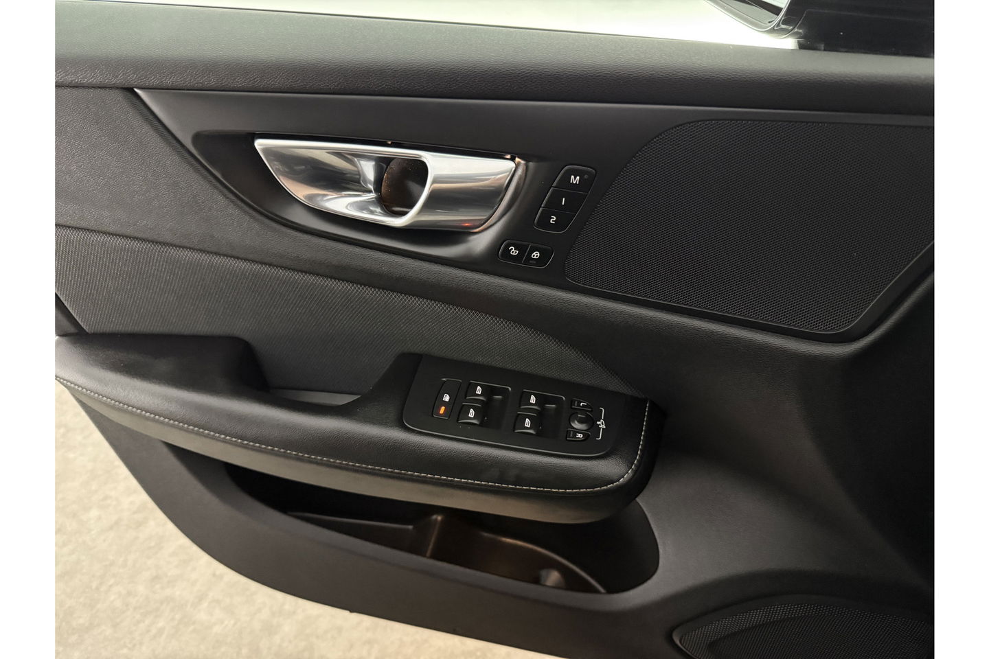 Volvo V60 2.0 T6 Recharge AWD R-Design 350PK Pano Trekhaak Camera Carplay LED Memory Navi Virtual Clima Cruise 18"LMV Leder PDC