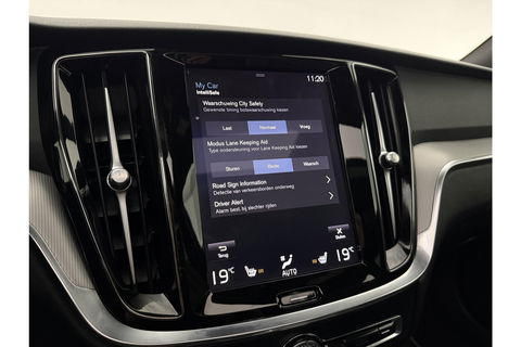 Volvo V60 2.0 T6 Recharge AWD R-Design 350PK Pano Trekhaak Camera Carplay LED Memory Navi Virtual Clima Cruise 18"LMV Leder PDC