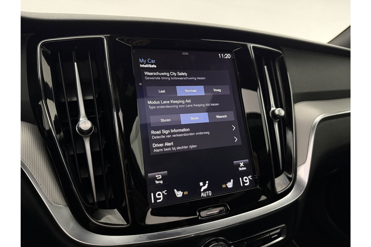 Volvo V60 2.0 T6 Recharge AWD R-Design 350PK Pano Trekhaak Camera Carplay LED Memory Navi Virtual Clima Cruise 18"LMV Leder PDC