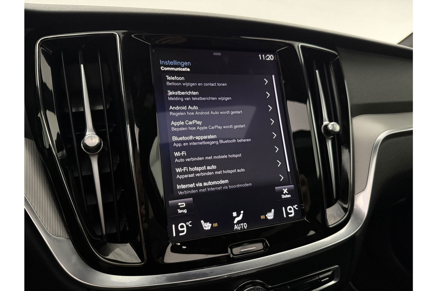 Volvo V60 2.0 T6 Recharge AWD R-Design 350PK Pano Trekhaak Camera Carplay LED Memory Navi Virtual Clima Cruise 18"LMV Leder PDC