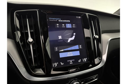 Volvo V60 2.0 T6 Recharge AWD R-Design 350PK Pano Trekhaak Camera Carplay LED Memory Navi Virtual Clima Cruise 18"LMV Leder PDC