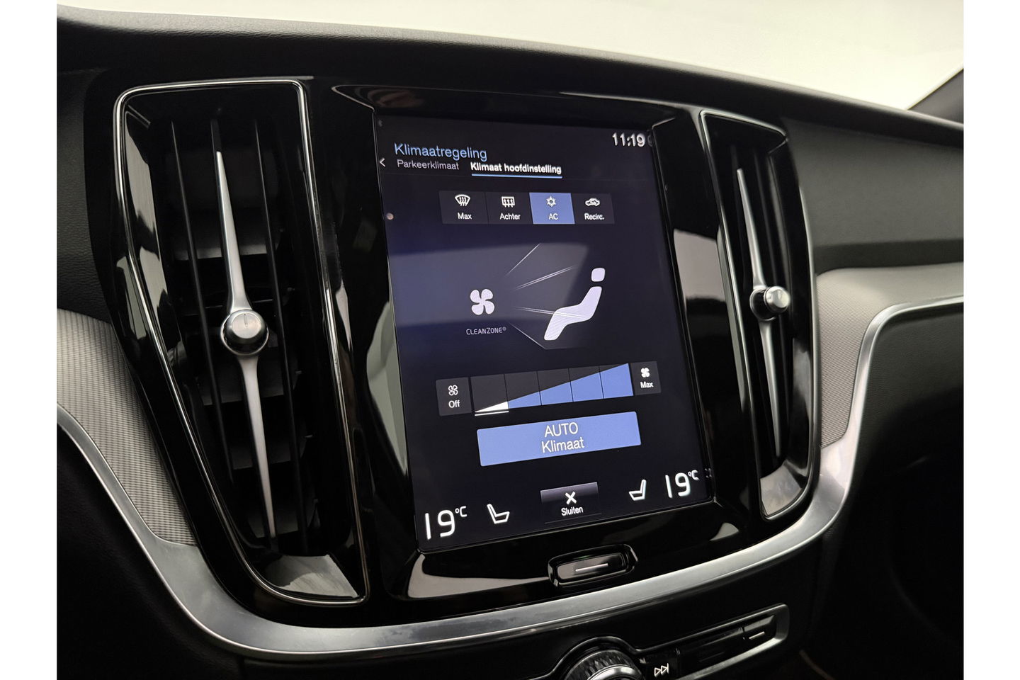 Volvo V60 2.0 T6 Recharge AWD R-Design 350PK Pano Trekhaak Camera Carplay LED Memory Navi Virtual Clima Cruise 18"LMV Leder PDC