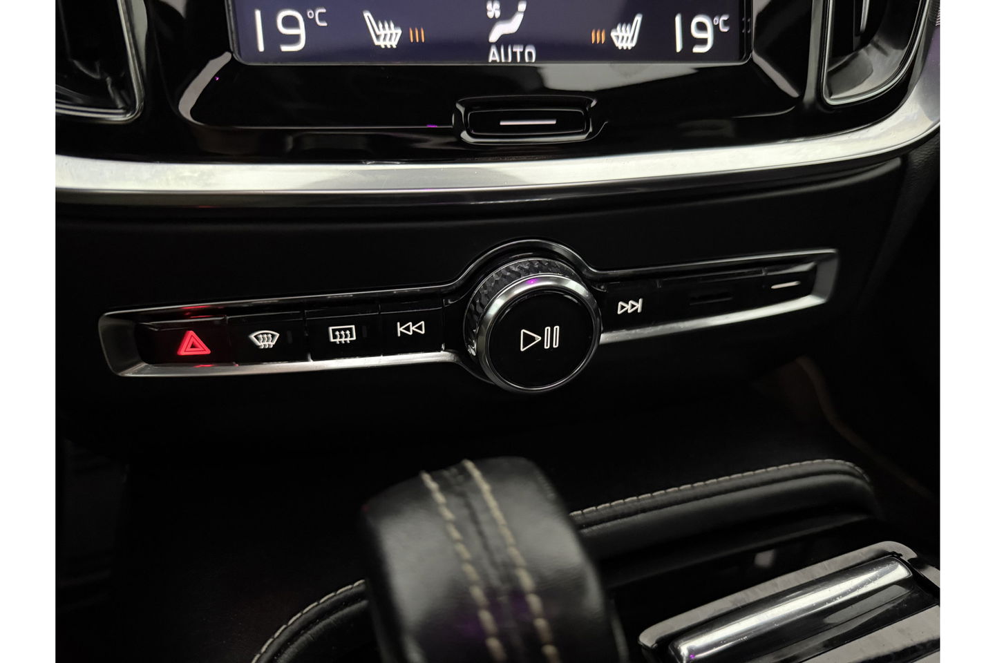 Volvo V60 2.0 T6 Recharge AWD R-Design 350PK Pano Trekhaak Camera Carplay LED Memory Navi Virtual Clima Cruise 18"LMV Leder PDC