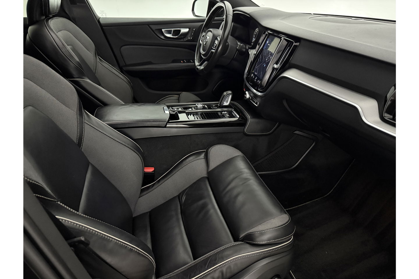 Volvo V60 2.0 T6 Recharge AWD R-Design 350PK Pano Trekhaak Camera Carplay LED Memory Navi Virtual Clima Cruise 18"LMV Leder PDC