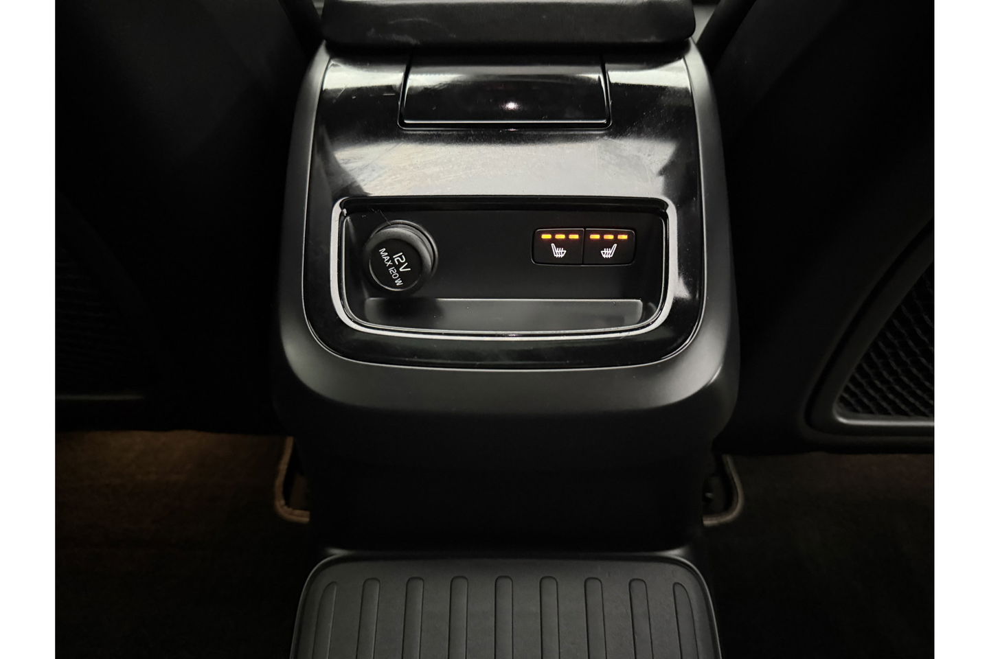 Volvo V60 2.0 T6 Recharge AWD R-Design 350PK Pano Trekhaak Camera Carplay LED Memory Navi Virtual Clima Cruise 18"LMV Leder PDC