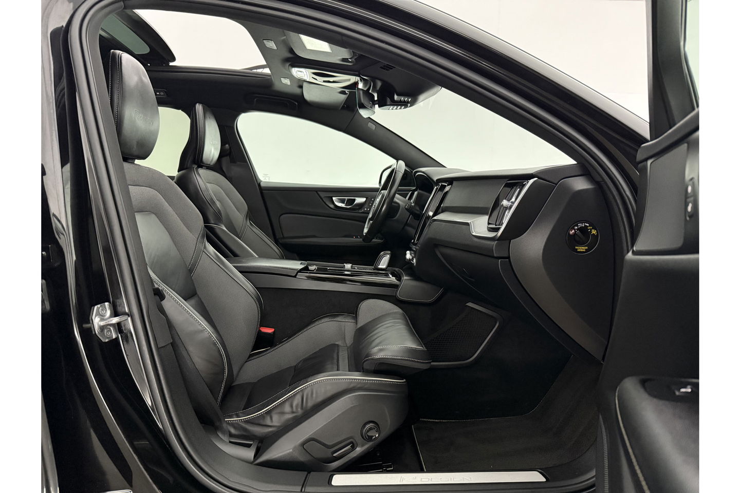 Volvo V60 2.0 T6 Recharge AWD R-Design 350PK Pano Trekhaak Camera Carplay LED Memory Navi Virtual Clima Cruise 18"LMV Leder PDC