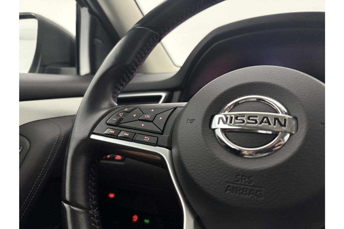 Nissan QASHQAI 1.2 Tekna 360 Camera Trekhaak LED Navi 19"LMV Clima Cruise PDC