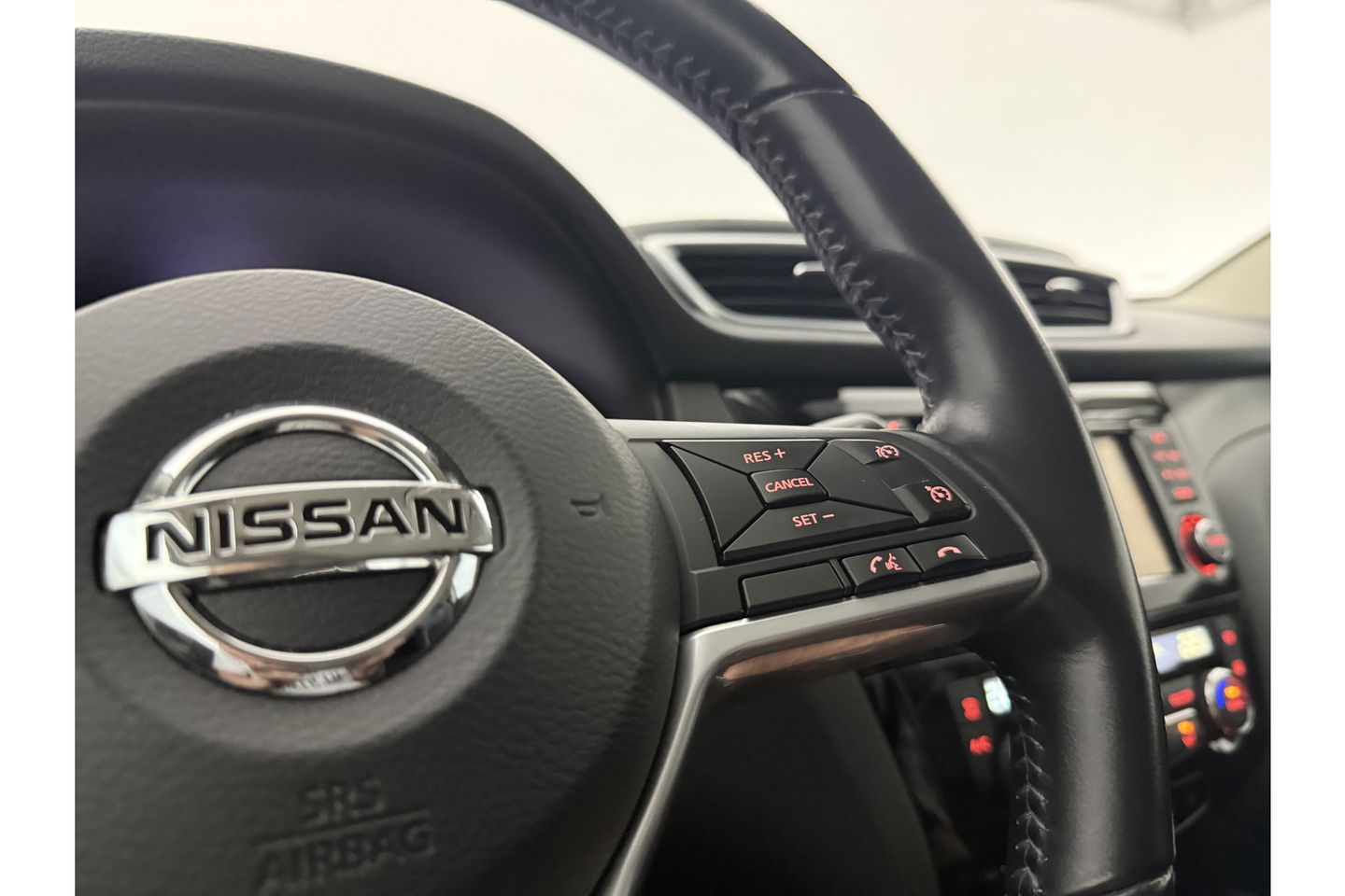 Nissan QASHQAI 1.2 Tekna 360 Camera Trekhaak LED Navi 19"LMV Clima Cruise PDC