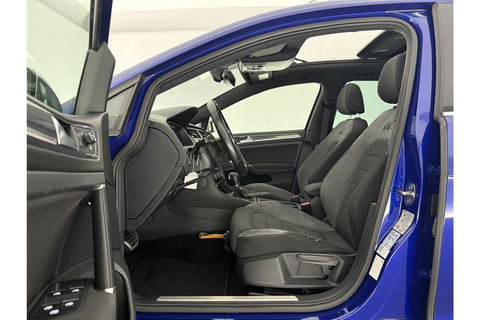 Volkswagen Golf 1.5 TSI 150PK R-line | APK tot 01-2027 | DSG Pano LED Camera Virtual Carplay Clima Cruise Trekhaak Navi PDC 17"LMV