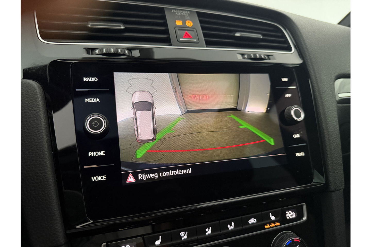 Volkswagen Golf 1.5 TSI 150PK R-line | APK tot 01-2027 | DSG Pano LED Camera Virtual Carplay Clima Cruise Trekhaak Navi PDC 17"LMV